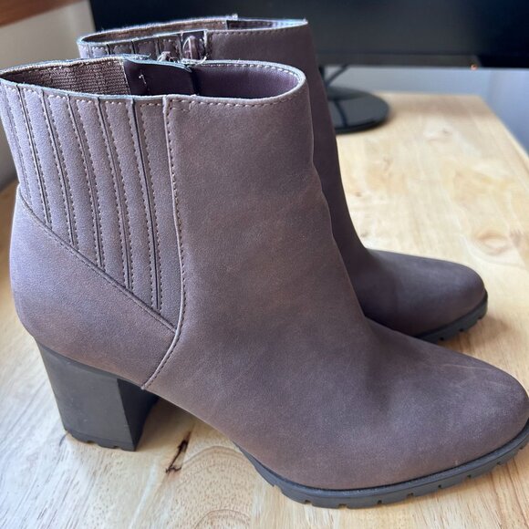 Kelly & Katie Women's Ankle Boots Size 11M Brown Faux Suede Chunky Heel Side Zip - Picture 2 of 8